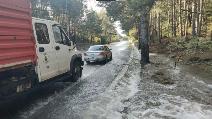 Под Алупкой вода подтапливает трассу – проезд открыт
