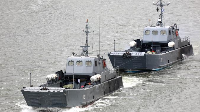 15 кораблей Каспийской флотилии прошли под Крымским мостом в Черное море