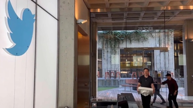 Миллиардер Илон Маск принес раковину в штаб-квартиру Twitter