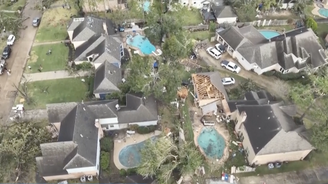 Более 100 домов повреждены из-за торнадо в Хьюстоне