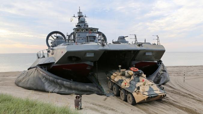 Российские десантники провели учения по высадке техники на побережье Балтийского моря