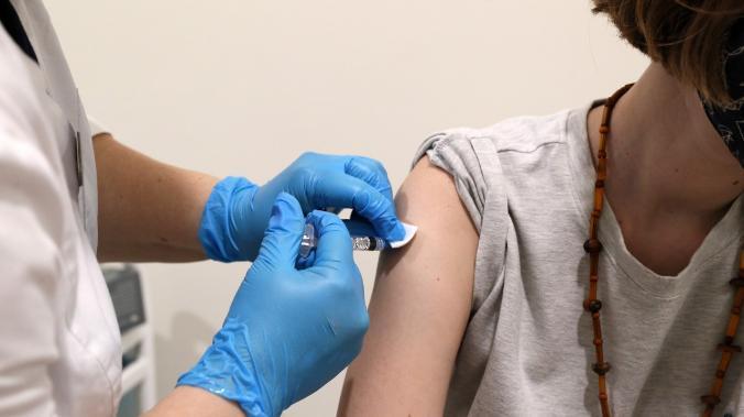 Ученые Сингапура заявили, что перенесшие COVID-19 обязаны вакцинироваться
