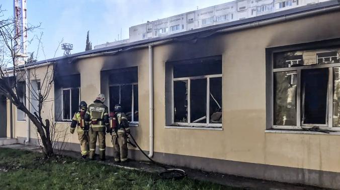 В Севастополе потушили пожар рядом с гимназией №10 