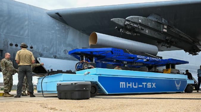 ВВС США испытывают прототип роботизированной системы подвески боеприпасов 