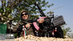 Иранские девушки перекрасили оружие в розовый цвет