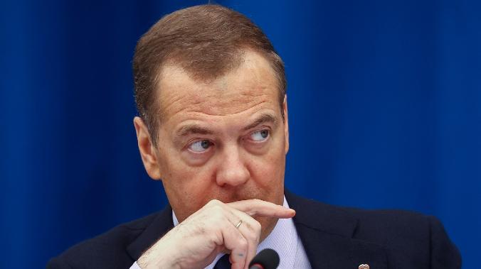 Медведев призвал отодвинуть угрозы подальше от РФ, даже если это границы Польши