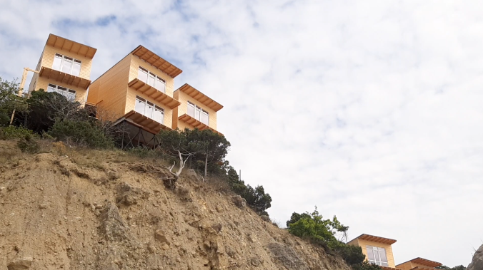 Домики на обрыве в Ласпи стали двухэтажными