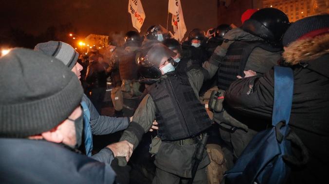 Десятки украинских полицейских пострадали в беспорядках из-за локдауна