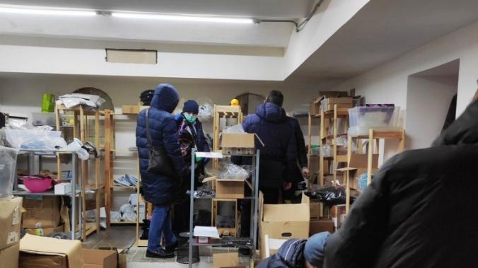 Силовики начали обыски в Московском штабе и складе сувениров команды Навального
