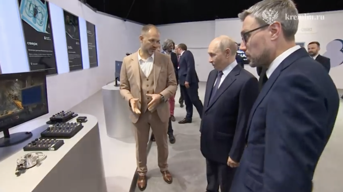 Путин осмотрел выставку технологических компаний «Знай наших»
