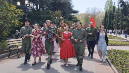 Песни Победы на Приморском бульваре спели артисты театра Луначарского