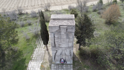 У мемориала в селе Хмельницкое оздоровят лес