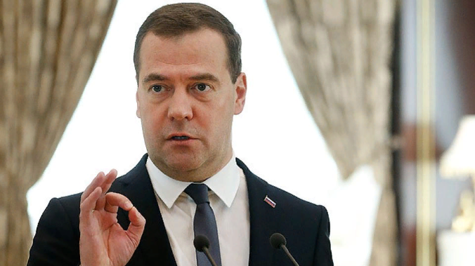 Медведев предложил бороться с предателями 
