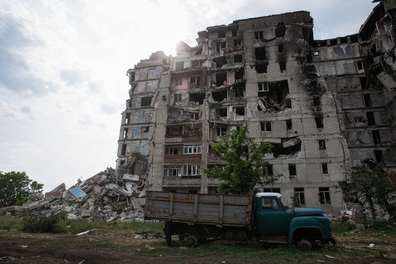 Новости города попасная. Луганская народная Республика город Попасная. Попасная разрушения 2022. Попасная Луганская область разрушения. Разрушенный дом.