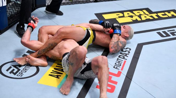 Оливейра одолел Фергюсона в зрелищном бою на турнире UFC 256