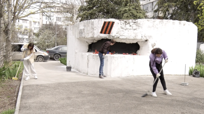 Чистота к 9 мая: у памятника «ДОТ № 30» в Севастополе навели порядок