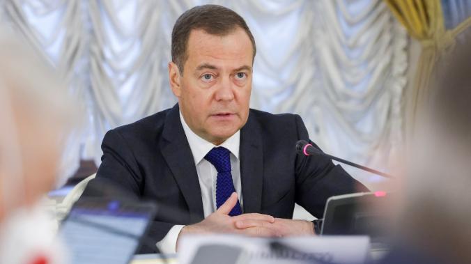 Медведев: На Украину стеклись тысячи наемников