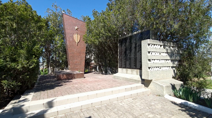 Памятники Севастополя очищают ко Дню Победы