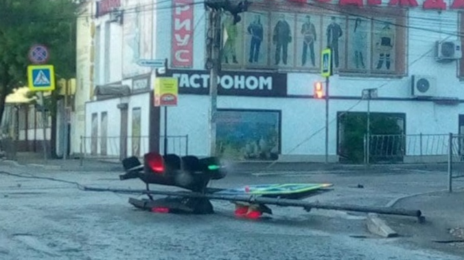 Ночной ураган повалил деревья и светофор в Симферополе