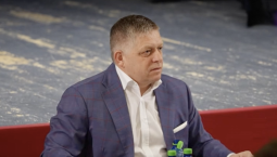 Фицо: русские стоят на коленях только, когда хотят шнурки завязать