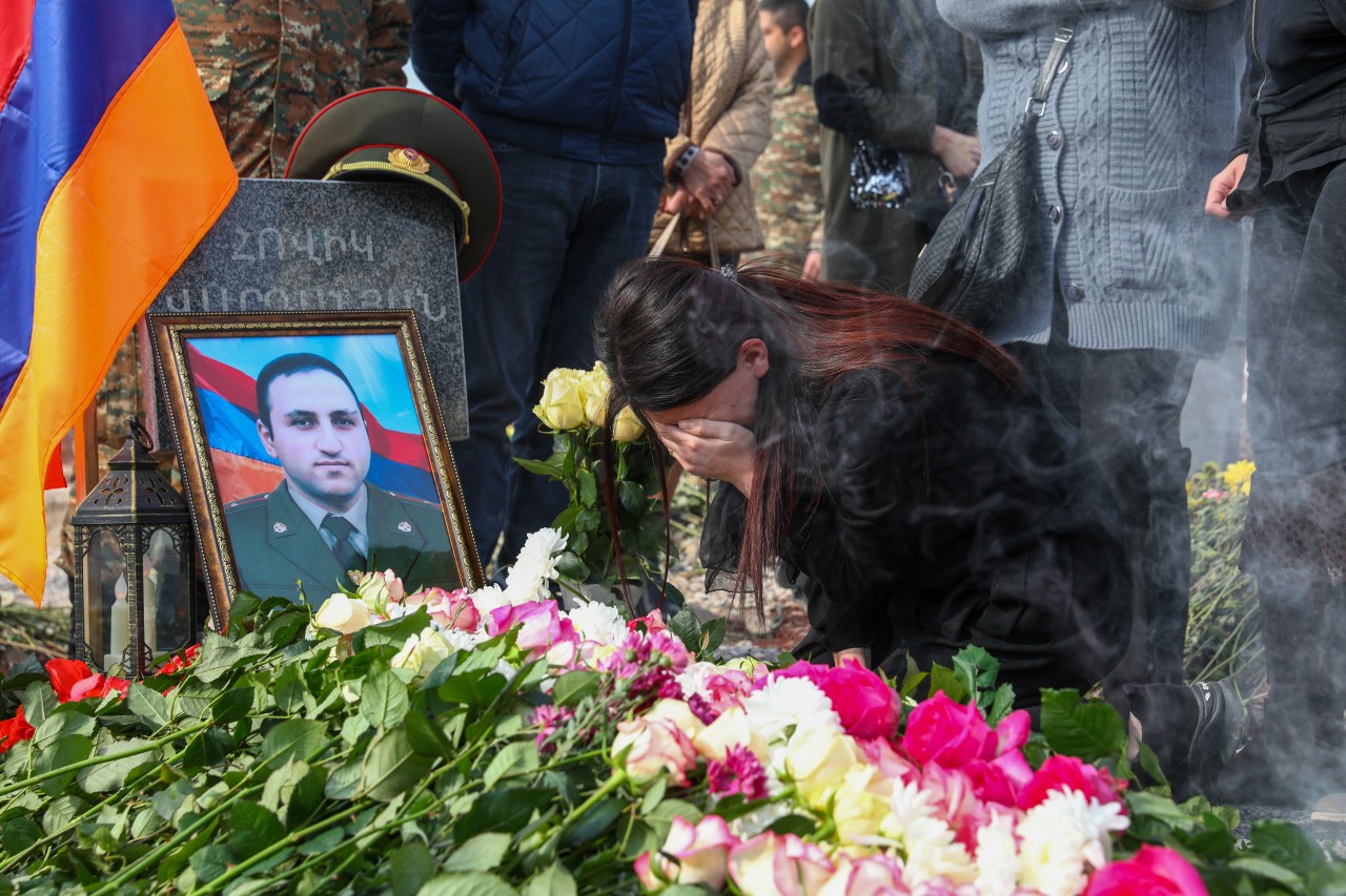Траур сейчас. Траур в Армении. Армения 24 апреля траур. Кладбище солдат в Армении. Траур в Армении сегодня.