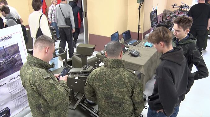 Студенты Севастополя учились управлять дронами и боевыми роботами