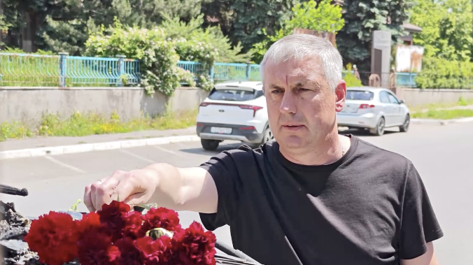 К месту атаки ВСУ на автобус в Енакиеве люди несут цветы