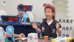 6-летняя китаянка побила рекорд сборки кубика Рубика
