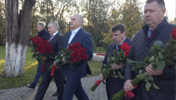 В Крыму возложили цветы в День Неизвестного Солдата