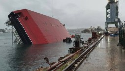 Затонувший в Севастопольской бухте плавкран поднимут до конца апреля