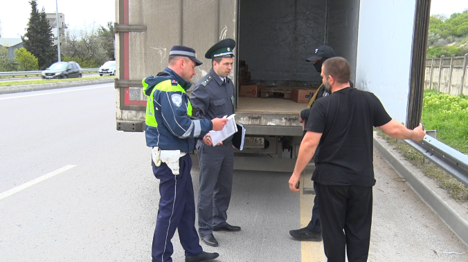 На въезде в Севастополь проверили грузовики с едой