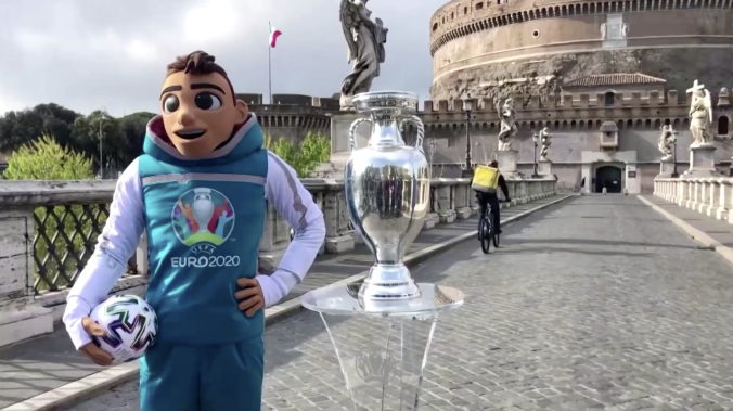 Трофей Евро-2020 показали в Риме
