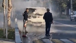 Микроавтобус вспыхнул на ходу в Симферополе