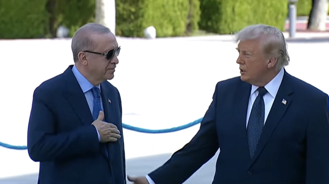 Трамп пообещал отменить санкции против Турции