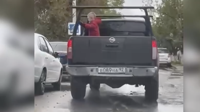 Отца оштрафовали за перевозку сына в кузове пикапа