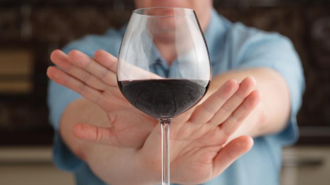 Полный отказ от алкоголя увеличивает риск деменции
