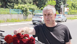 К месту атаки ВСУ на автобус в Енакиеве люди несут цветы