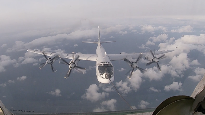 Ракетоносцы Ту-95мс пролетели над Беринговым и Чукотским морями