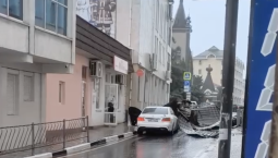 В Алуште из-за непогоды часть кровли рухнула на автомобиль