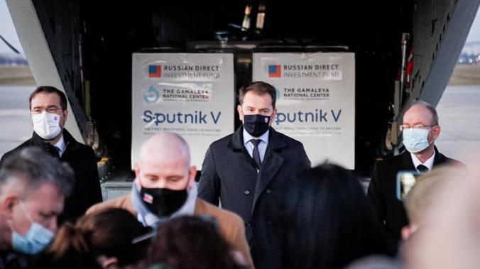“Грязная игра” вокруг “Спутника V” мешает вакцинации в Словакии