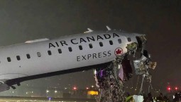 В Нью-Йорке самолёт столкнулся с пожарной машиной