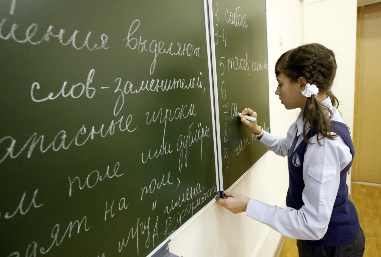 Первым уроком был русский. Урок русского языка. Ребенок пишет на доске. Урок русского языка в школе. Школьник у доски.
