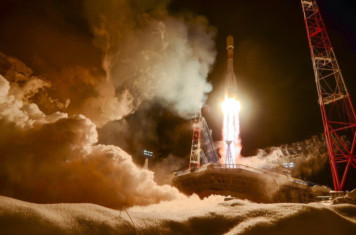 Космическая ракета при старте с поверхности земли. Союз-2.1б Плесецк. Космодром Плесецк Союз. Космодром Плесецк пуск Союз. Старт ракеты с космодрома Плесецк.