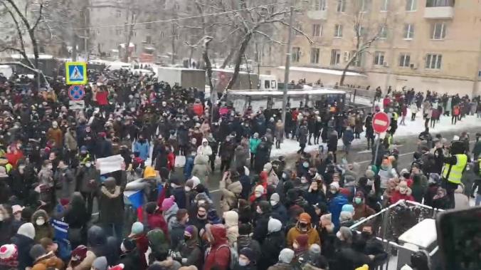 Участники несанкционированных акций в Москве и Петербурге неоднократно нападали на силовиков