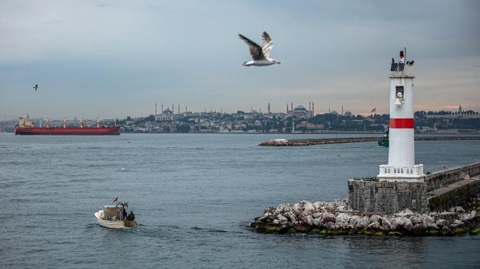 Движение судов в Босфорском проливе приостановлено