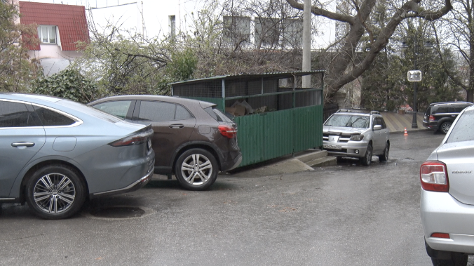 Власти: мусор на улице Суворова вывозят по графику