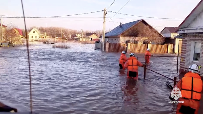 Из-за прорыва дамбы в Орске эвакуируют жителей
