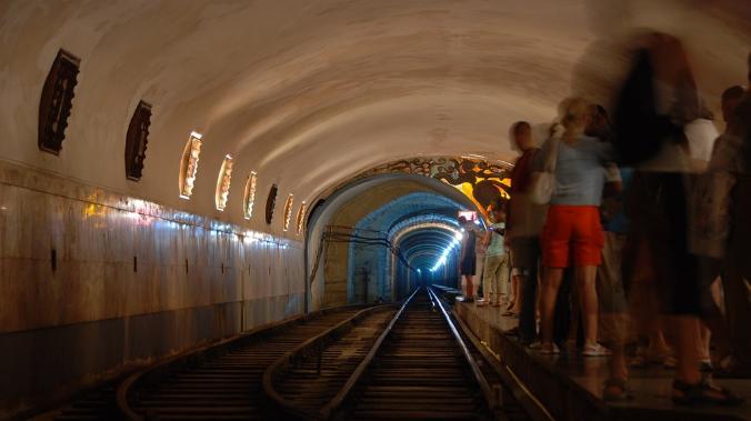 В Москве украшают станции метро к Новому году