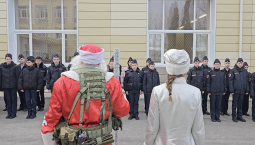 «Боевой» Дед Мороз поздравил ребят из севастопольской гимназии №10