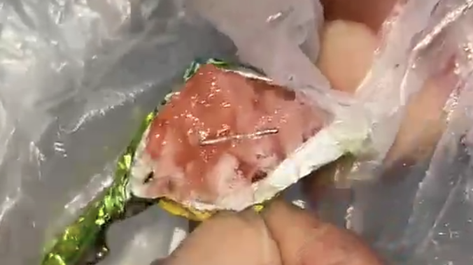 В Бишкеке поймали раздатчика конфет с иглами